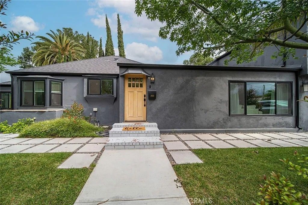 Photo of 2925 W Oak St, Burbank, CA 91505 (MLS # GD26040187)