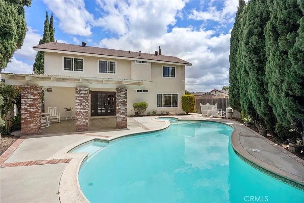 4962 E Glenview