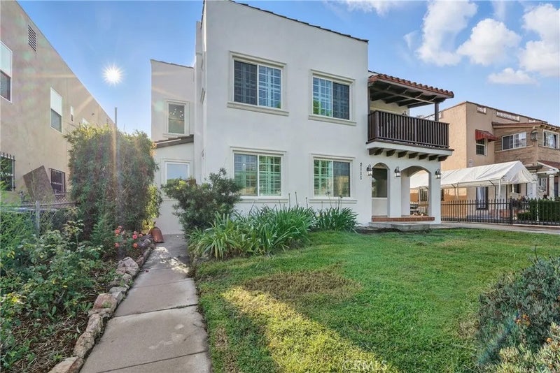 2111 S Bronson