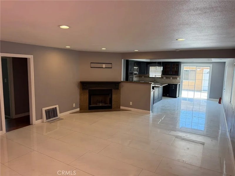 2752 E Harrison