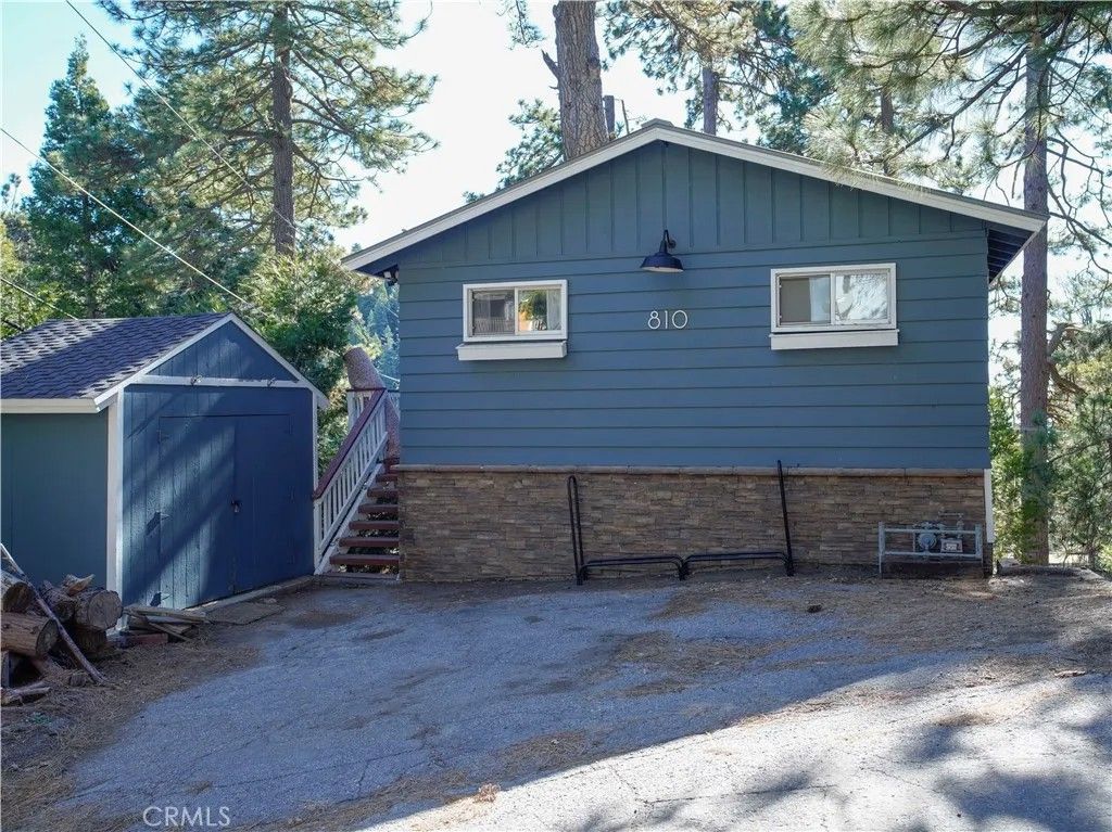 Photo of 810 W Victoria Court, Lake Arrowhead, CA 92352 (MLS # IG25275844)