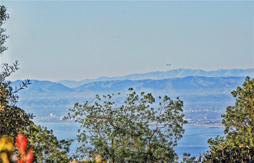 1209 Granvia Altamira