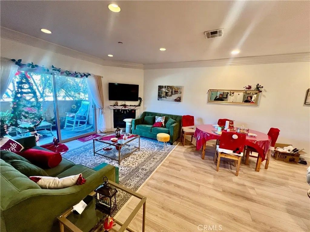 Photo of 1515 Grismer Avenue #102, Burbank, CA 91504 (MLS # GD25275812)