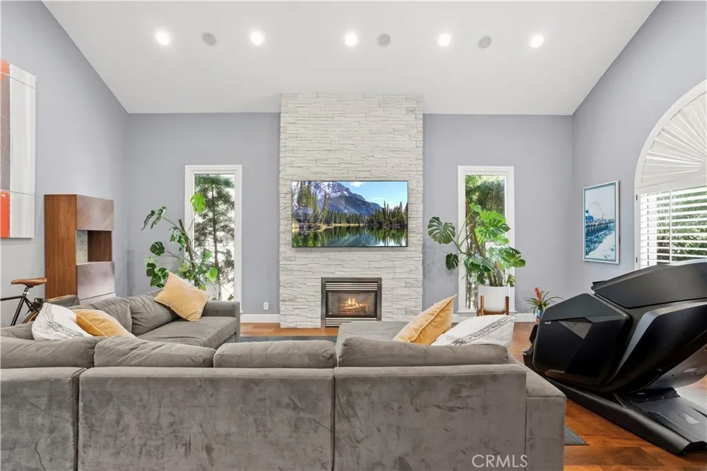 129 N Crescent Heights