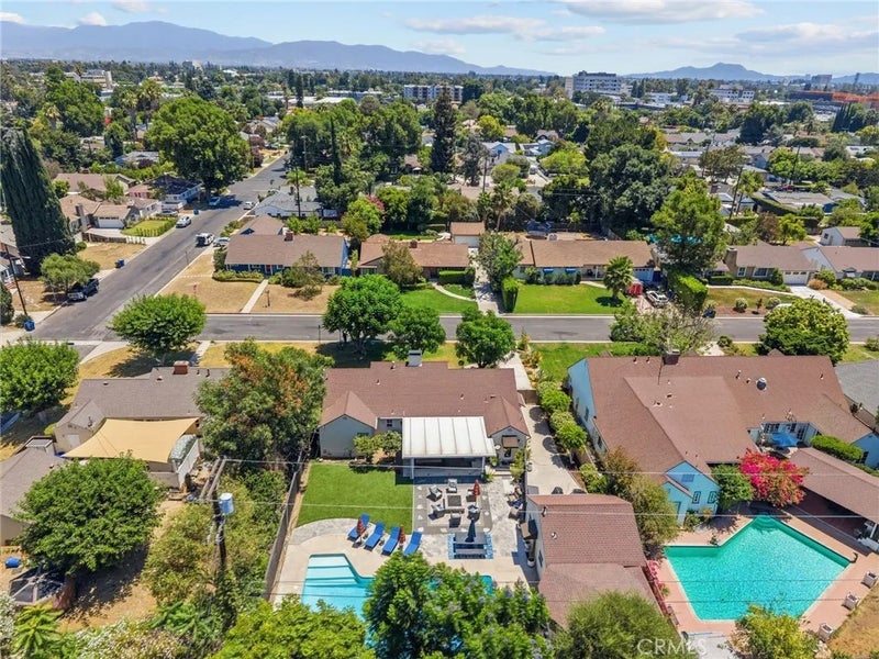 6951 Chisholm