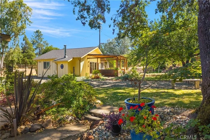 6733 Live Oak Drive