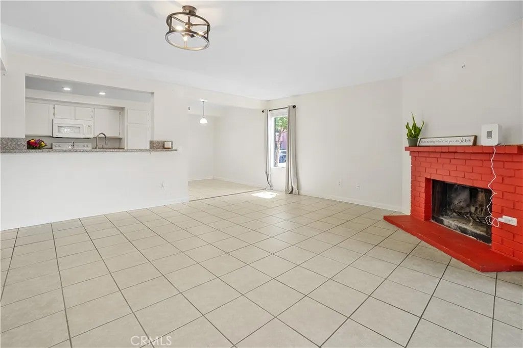 1040 E Washington 20