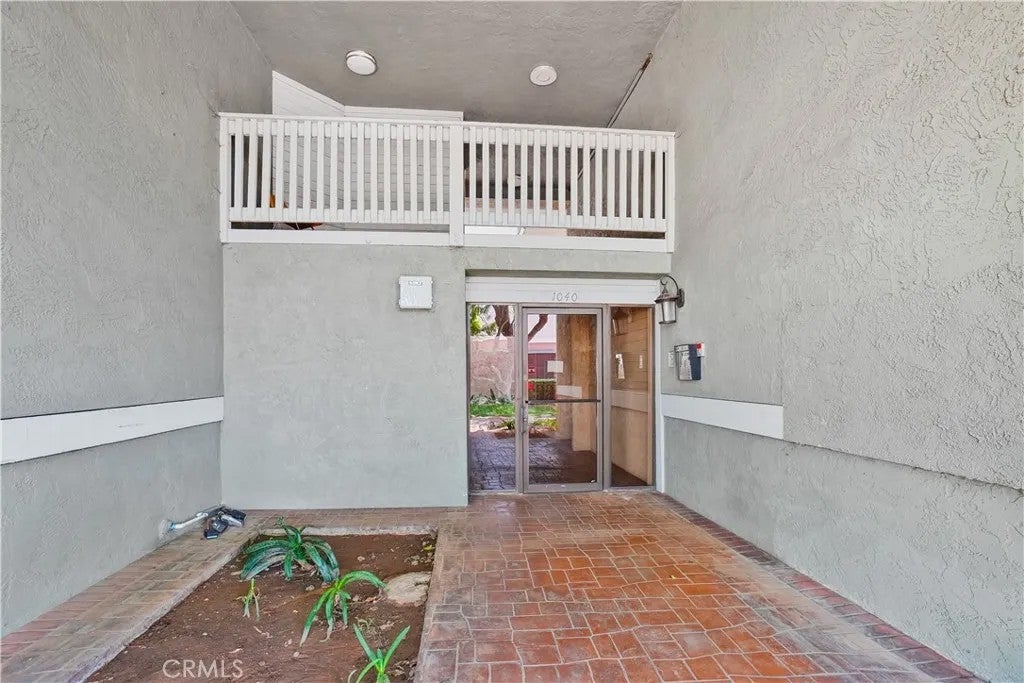 1040 E Washington 20