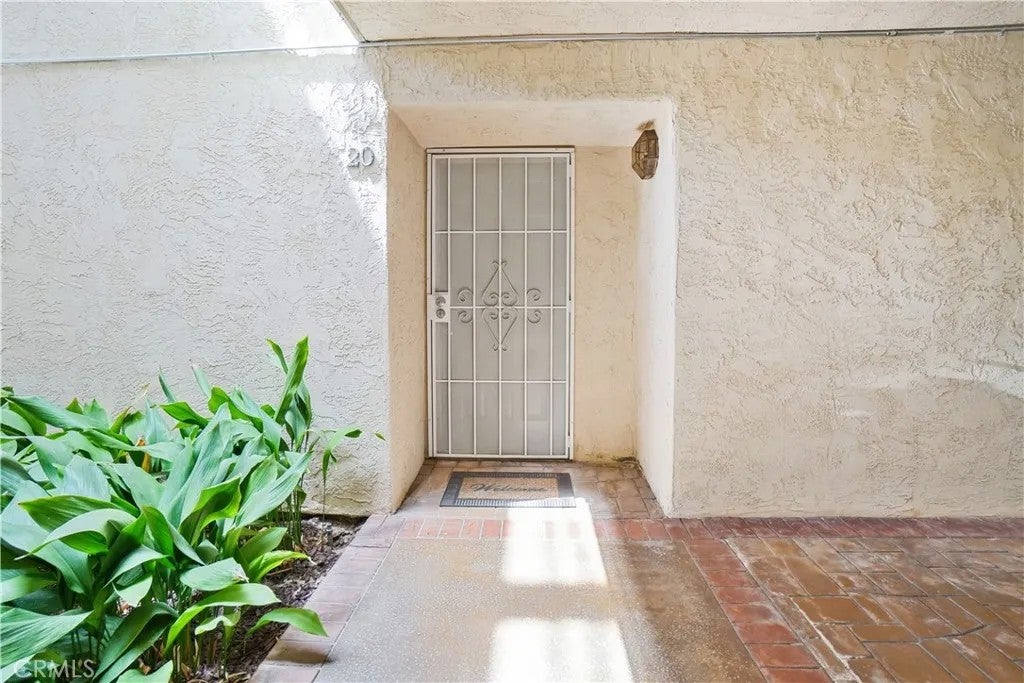 1040 E Washington 20