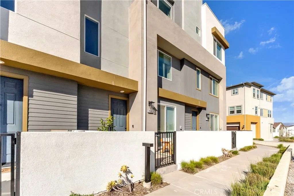 Photo of 27582 Manzanita Way, Valencia, CA 91381 (MLS # SR26080672)