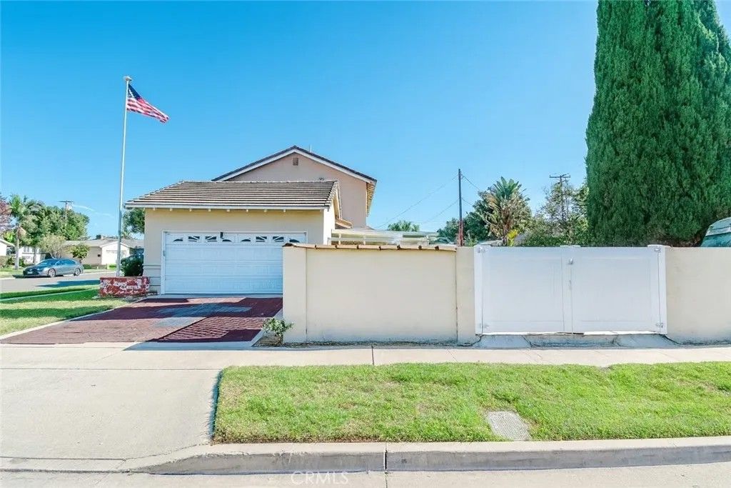 Photo of 11662 Pickett Ln, Garden Grove, CA 92840 (MLS # OC25267536)