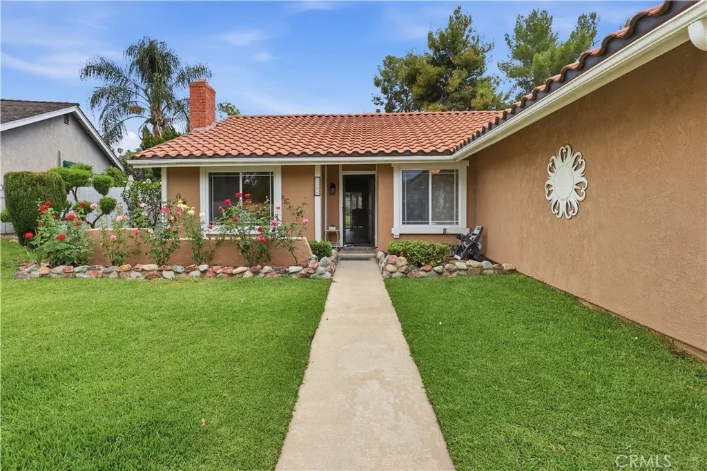 1388 Avenida Loma Vista