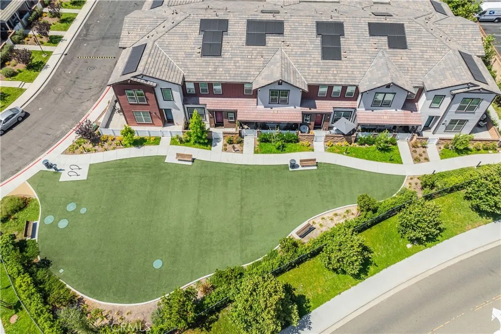 300 Farmhouse Drive 3