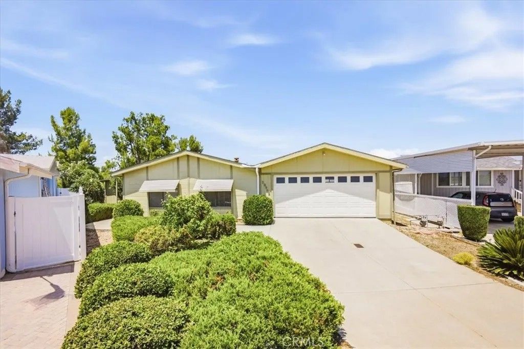 Photo of 28900 Via La Espalda, Murrieta, CA 92563 (MLS # CV26113780)