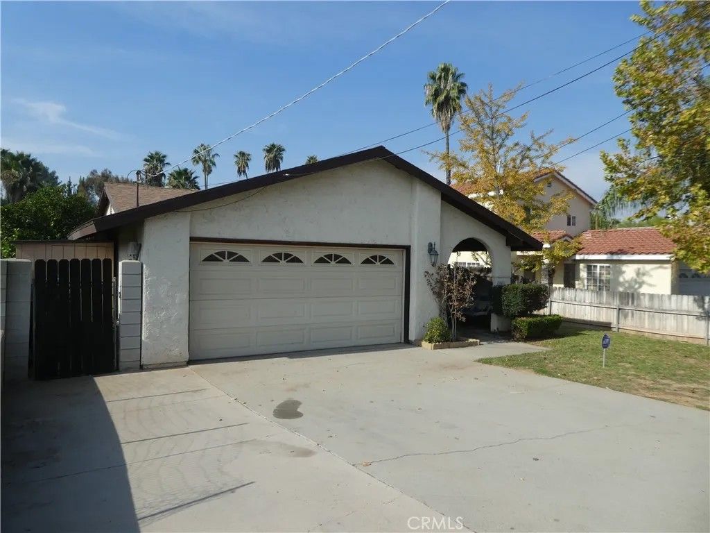 Photo of 3842 Ridge Road, Riverside, CA 92501 (MLS # MB25263960)
