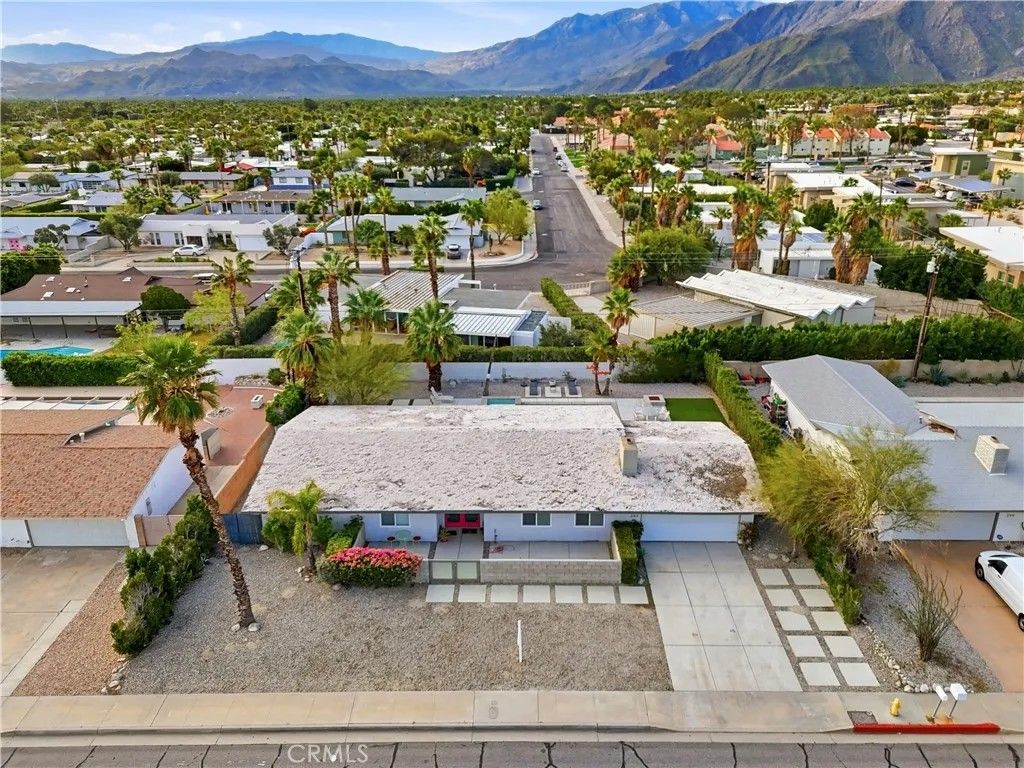 Photo of 303 E San Rafael Drive, Palm Springs, CA 92262 (MLS # SR26035497)