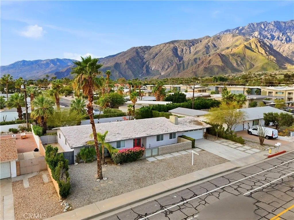 Photo of 303 E San Rafael Drive, Palm Springs, CA 92262 (MLS # SR26035497)