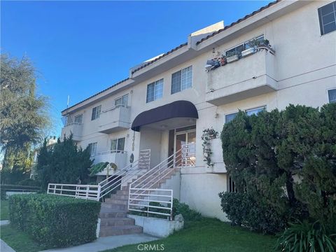 Photo of 14758 Magnolia Boulevard, Sherman Oaks, CA 91403 (MLS # CV26032052)