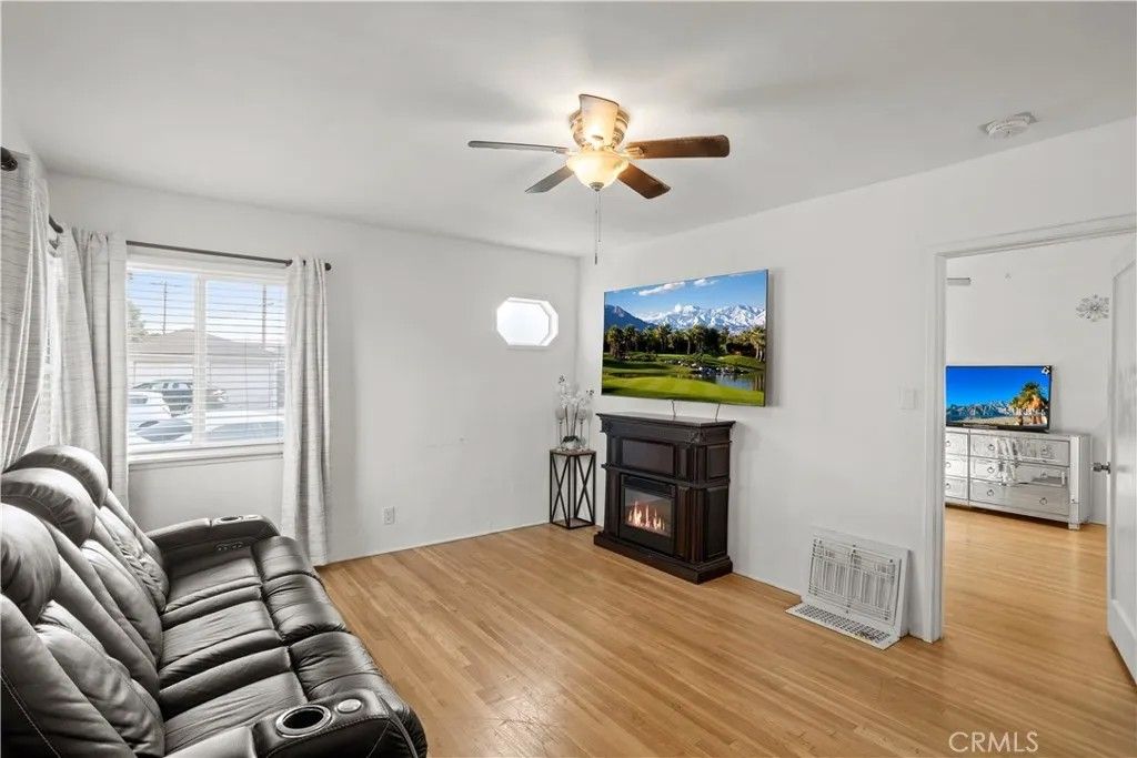 Photo of 300 W Hillsdale St, Inglewood, CA 90302 (MLS # IN26070545)