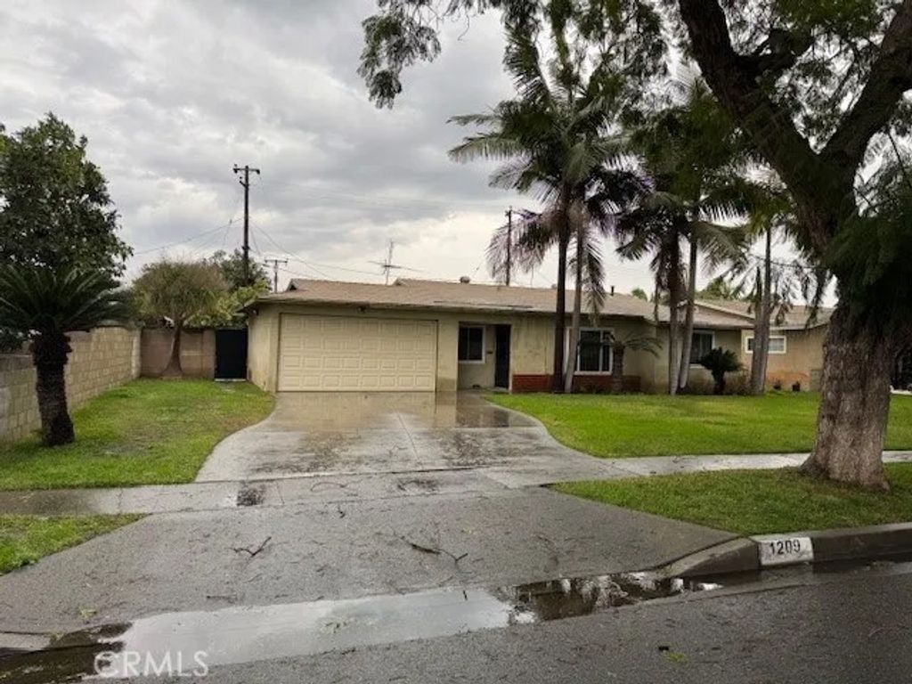 Photo of 1209 S King St, Santa Ana, CA 92704 (MLS # DW25282300)