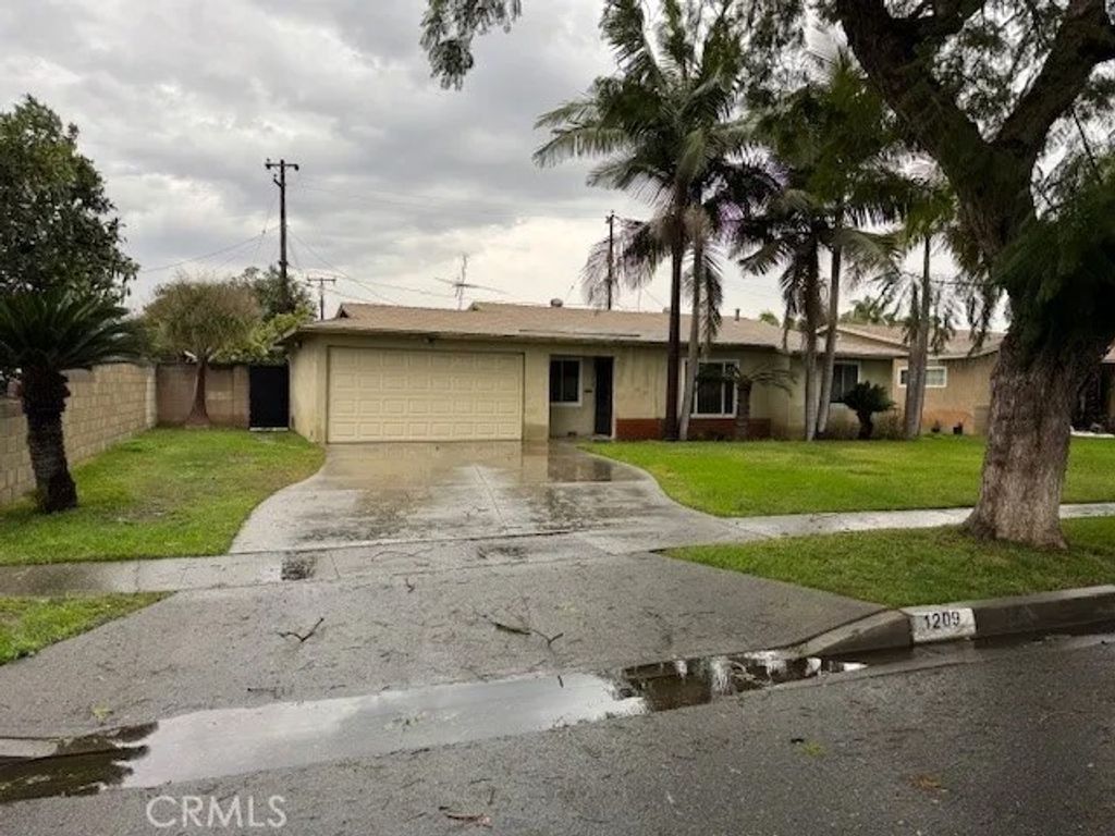 Photo of 1209 S King St, Santa Ana, CA 92704 (MLS # DW25282300)