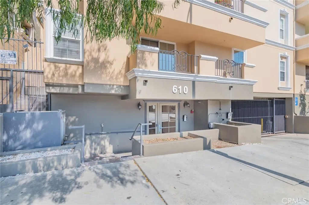 610 S Wilton Place 402