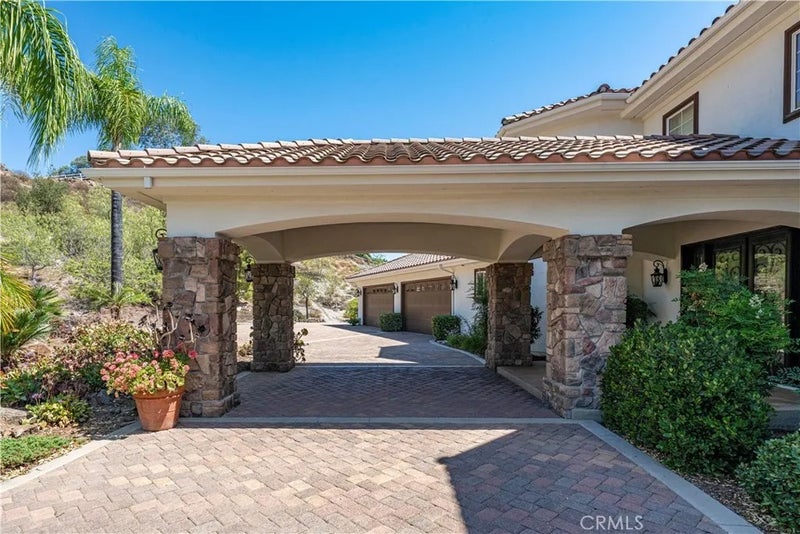 21100 Paseo Montana