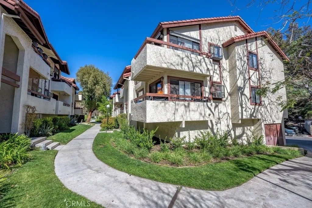 Photo of 27919 Sarabande Ln #422, Canyon Country, CA 91387 (MLS # SR26093483)