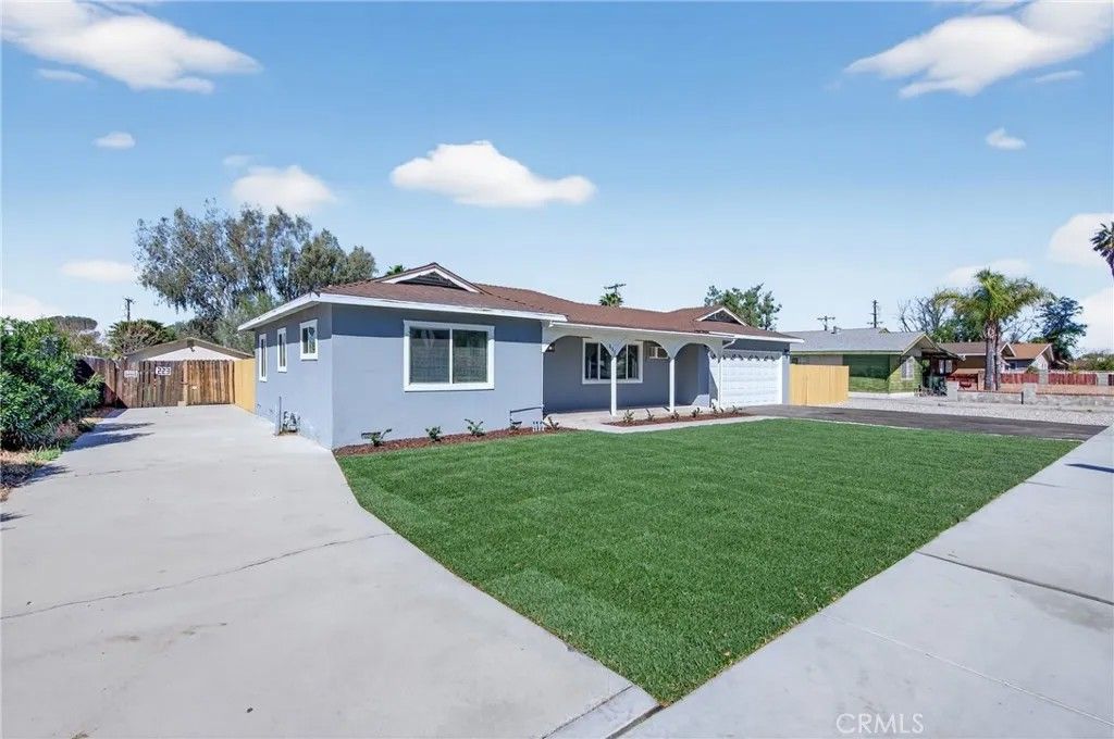 Photo of 231 N Palm Avenue, Hemet, CA 92543 (MLS # CV26060690)
