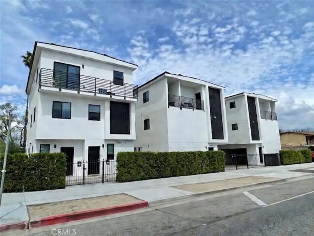 Photo of 11451 W Victory Boulevard, North Hollywood, CA 91606 (MLS # CV26079282)