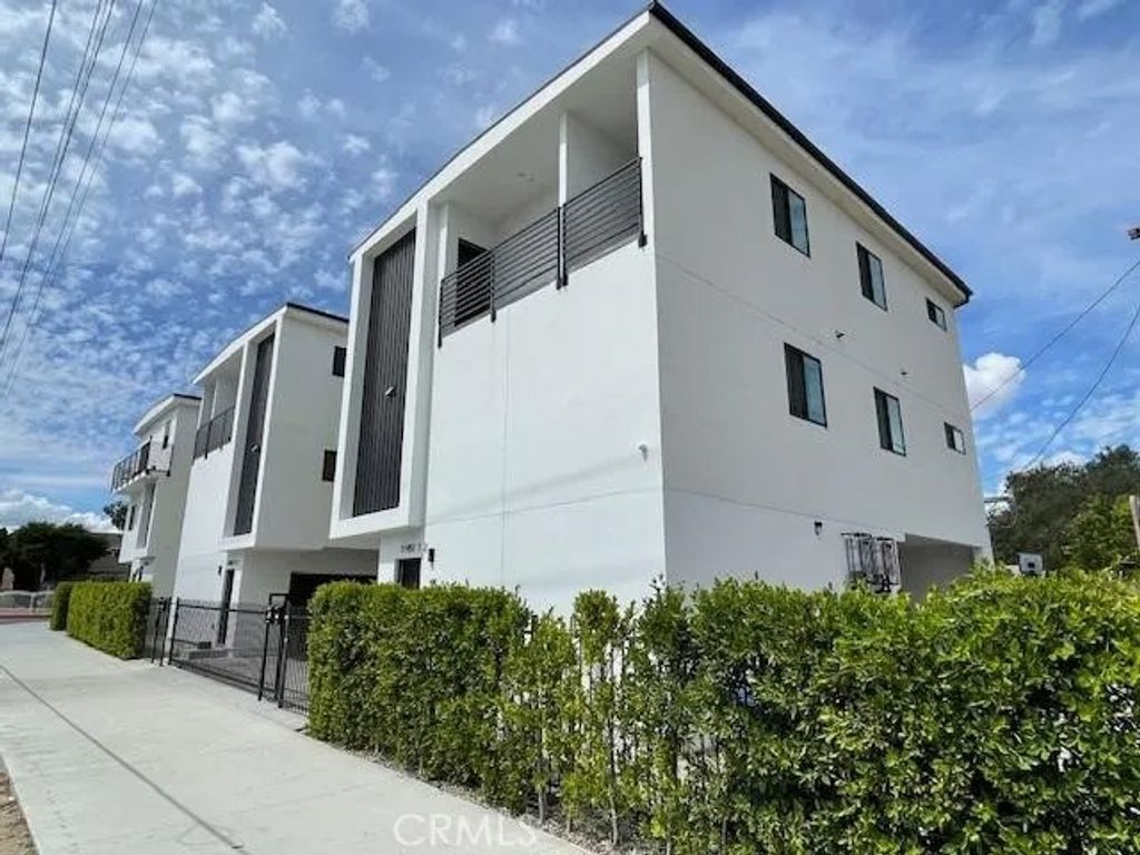 Photo of 11451 W Victory Boulevard, North Hollywood, CA 91606 (MLS # CV26079282)