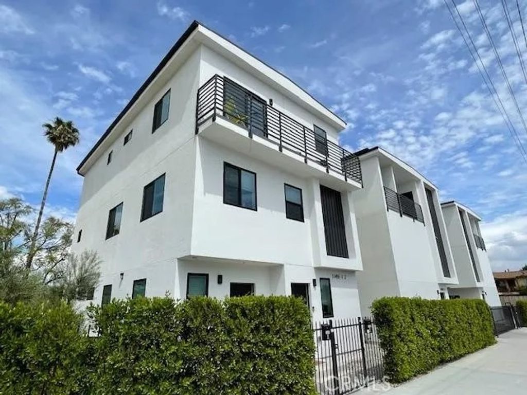 Photo of 11451 W Victory Boulevard, North Hollywood, CA 91606 (MLS # CV26079282)