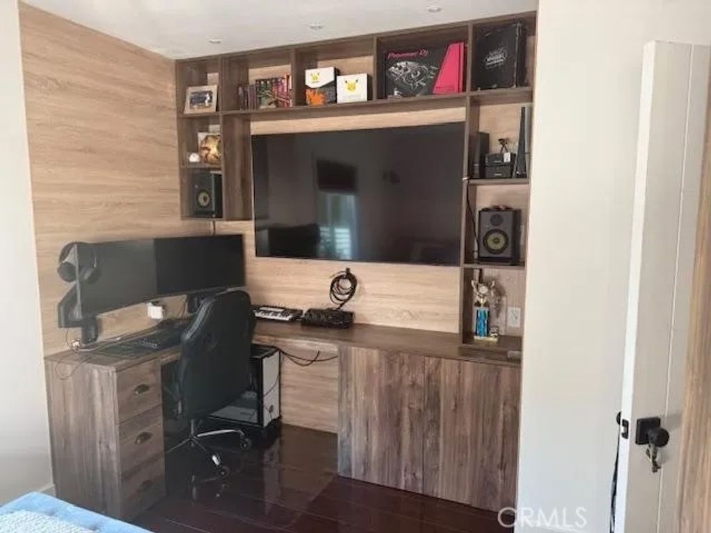 Photo of 16142 Haynes St, Van Nuys, CA 91406 (MLS # SR26034994)