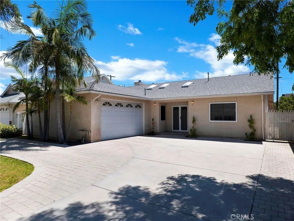 Photo of 10018 Cozycroft Avenue, Chatsworth, CA 91311 (MLS # SR26113422)
