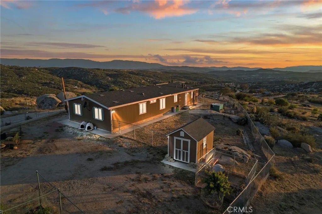 Photo of 44084 Endor LN, Hemet, CA 92544 (MLS # SW26097969)