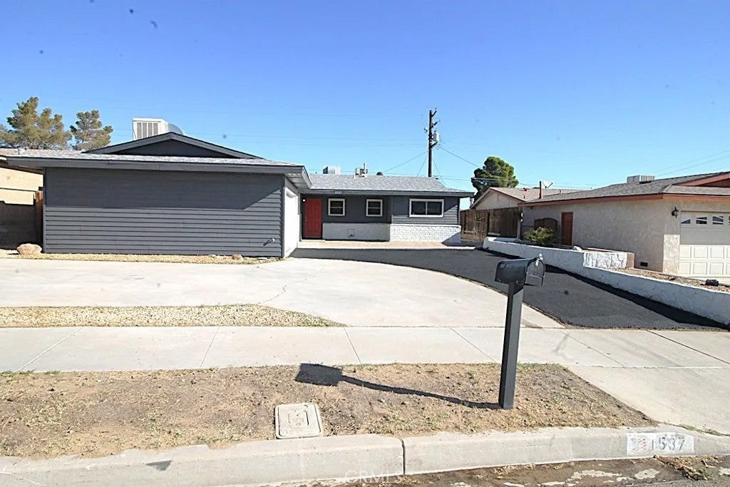 1537 De Anza