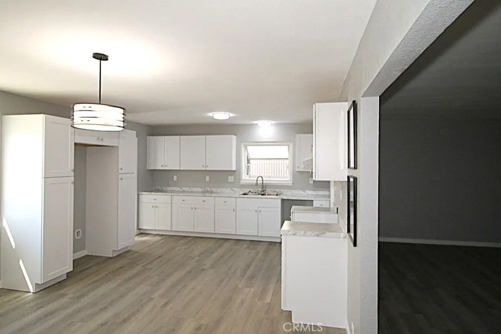 1537 De Anza