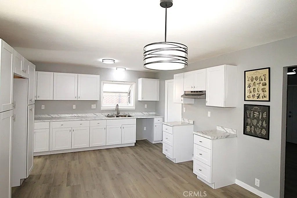1537 De Anza