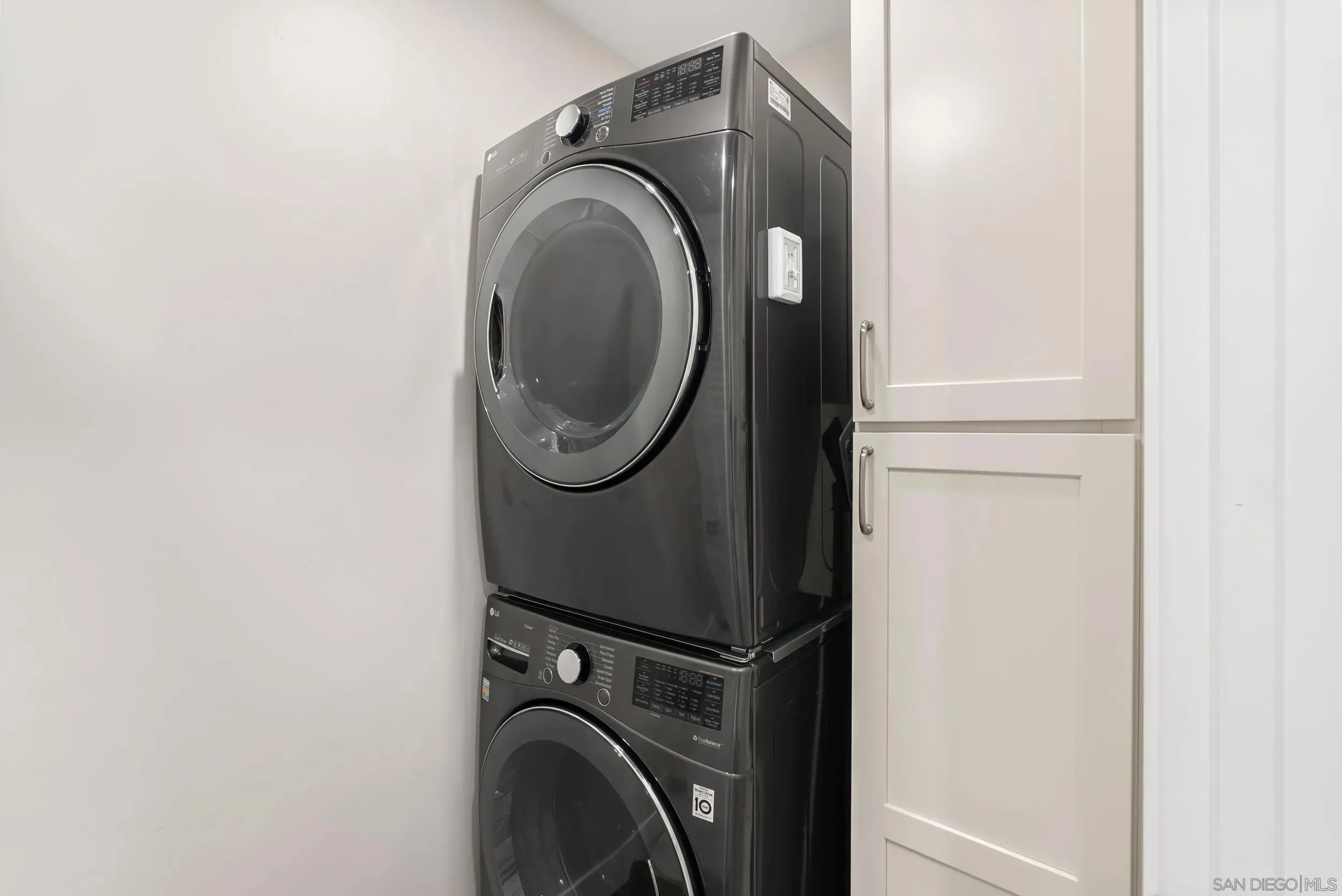 La Jolla, California 92037, United States, 3 Bedrooms Bedrooms, ,5 BathroomsBathrooms,Residential,Active,241582