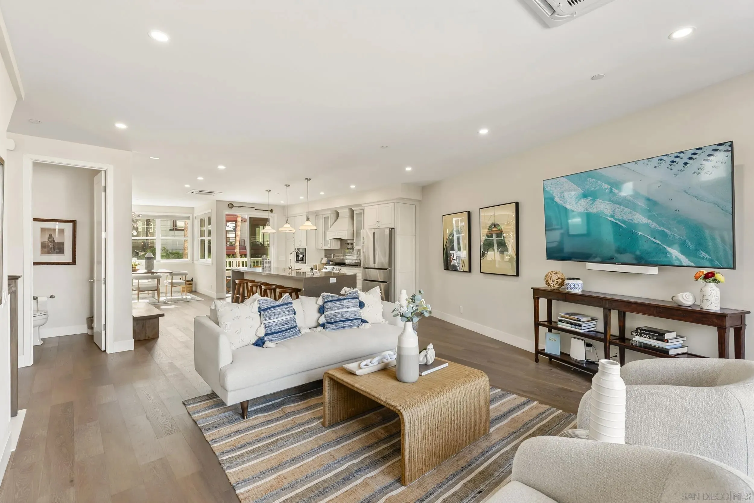 La Jolla, California 92037, United States, 3 Bedrooms Bedrooms, ,5 BathroomsBathrooms,Residential,Active,241582