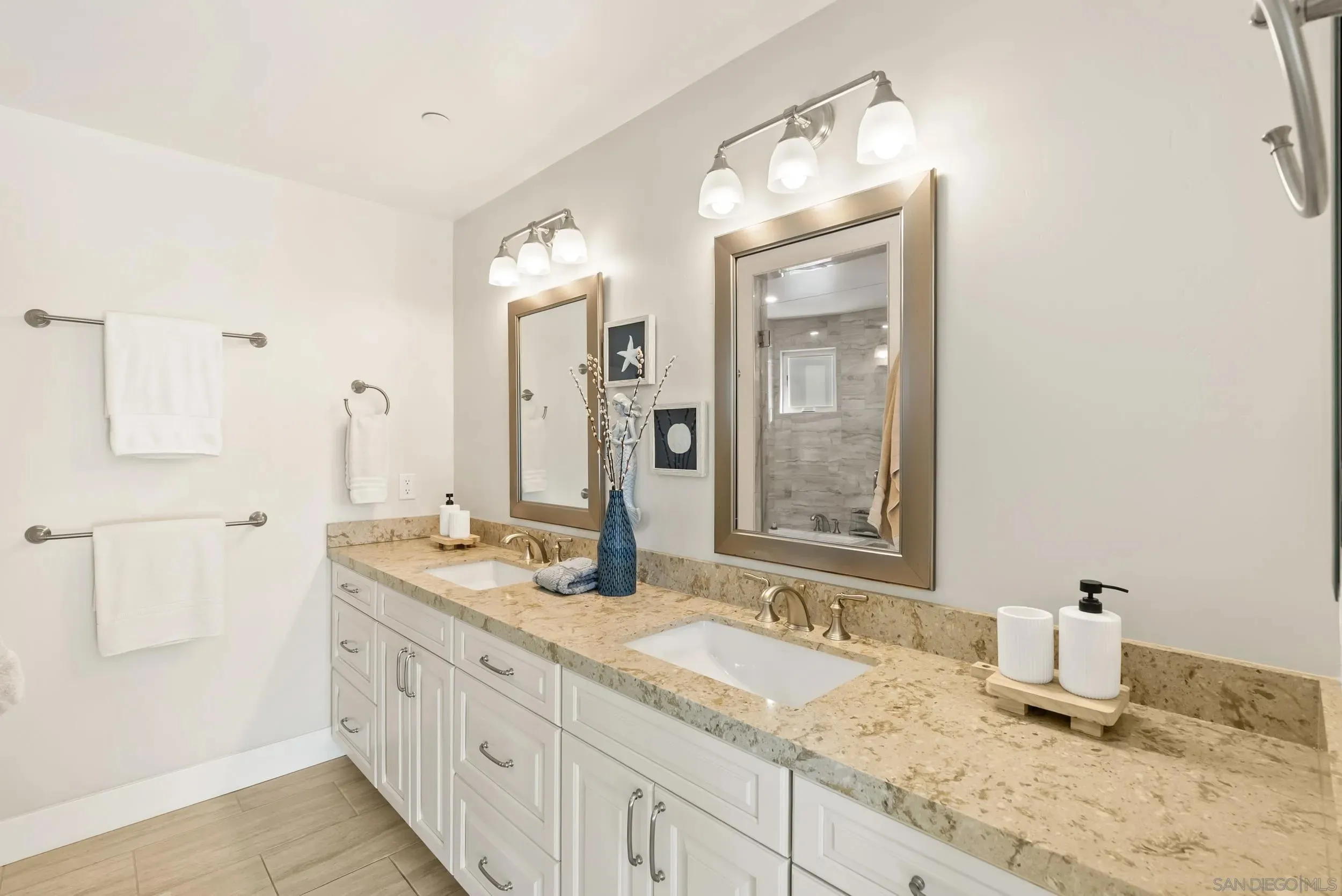 La Jolla, California 92037, United States, 3 Bedrooms Bedrooms, ,5 BathroomsBathrooms,Residential,Active,241582