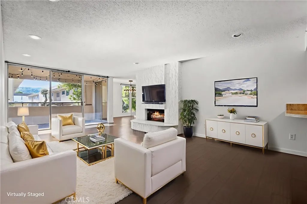 5330 Lindley 209