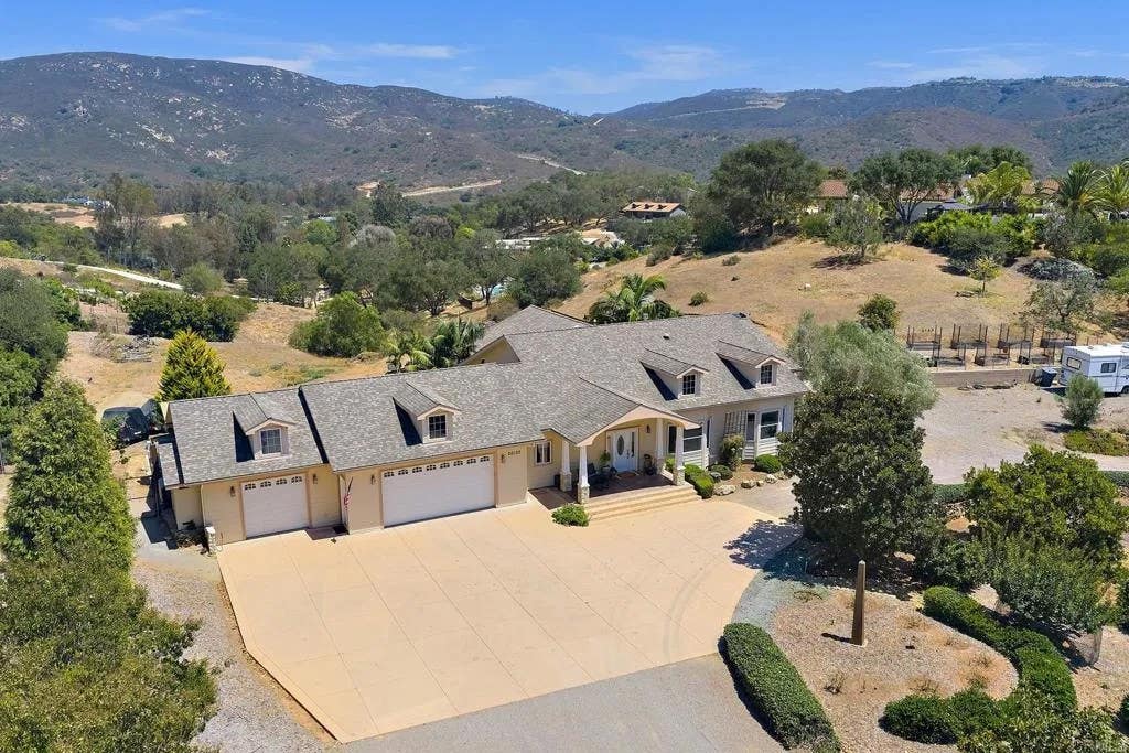Photo of 20125 Colina Encantada Way, Escondido, CA 92029 (MLS # NDP2607146)