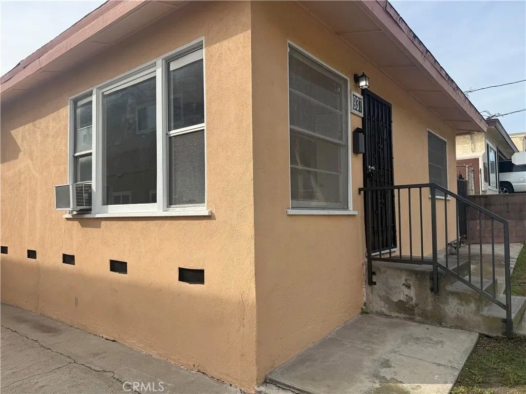Photo of 935 W 17th St, San Pedro, CA 90731 (MLS # SB26020924)