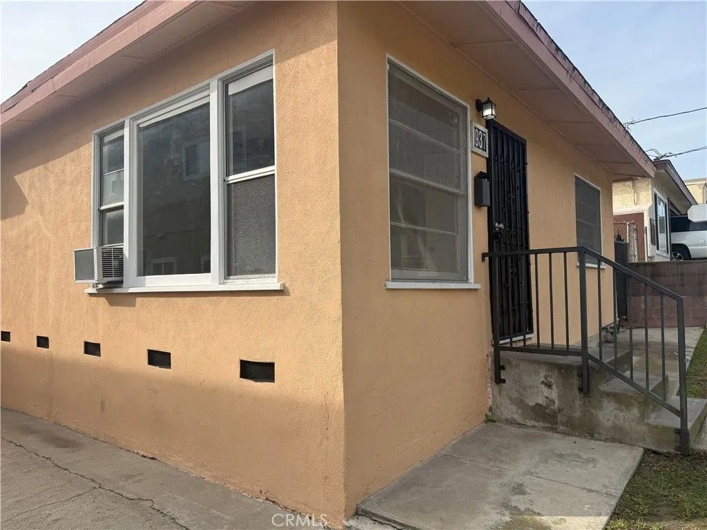 Photo of 935 W 17th St, San Pedro, CA 90731 (MLS # SB26020924)