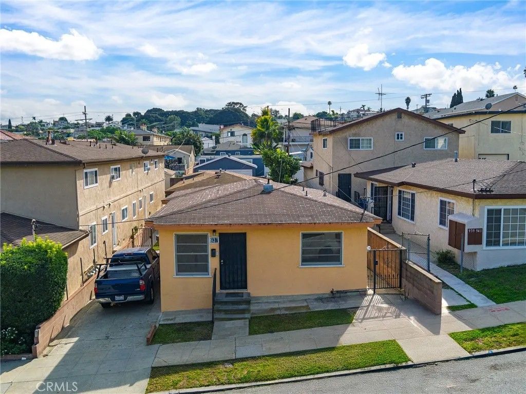 Photo of 935 W 17th St, San Pedro, CA 90731 (MLS # SB26020924)