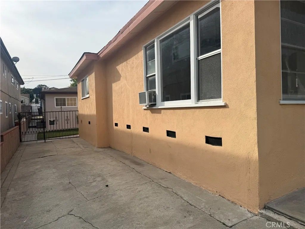 Photo of 935 W 17th St, San Pedro, CA 90731 (MLS # SB26020924)