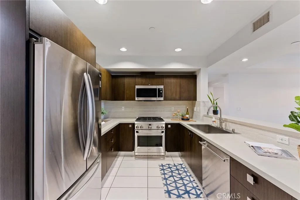 118 N Kings Rd 201