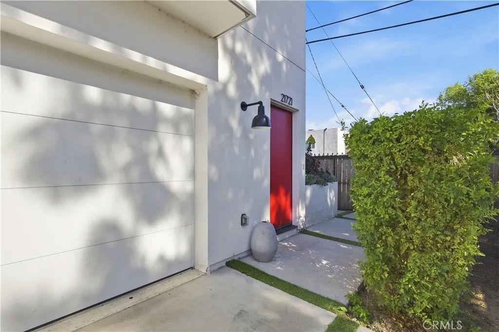 Photo of 21721 Hart St, Canoga Park, CA 91303 (MLS # SR26073122)