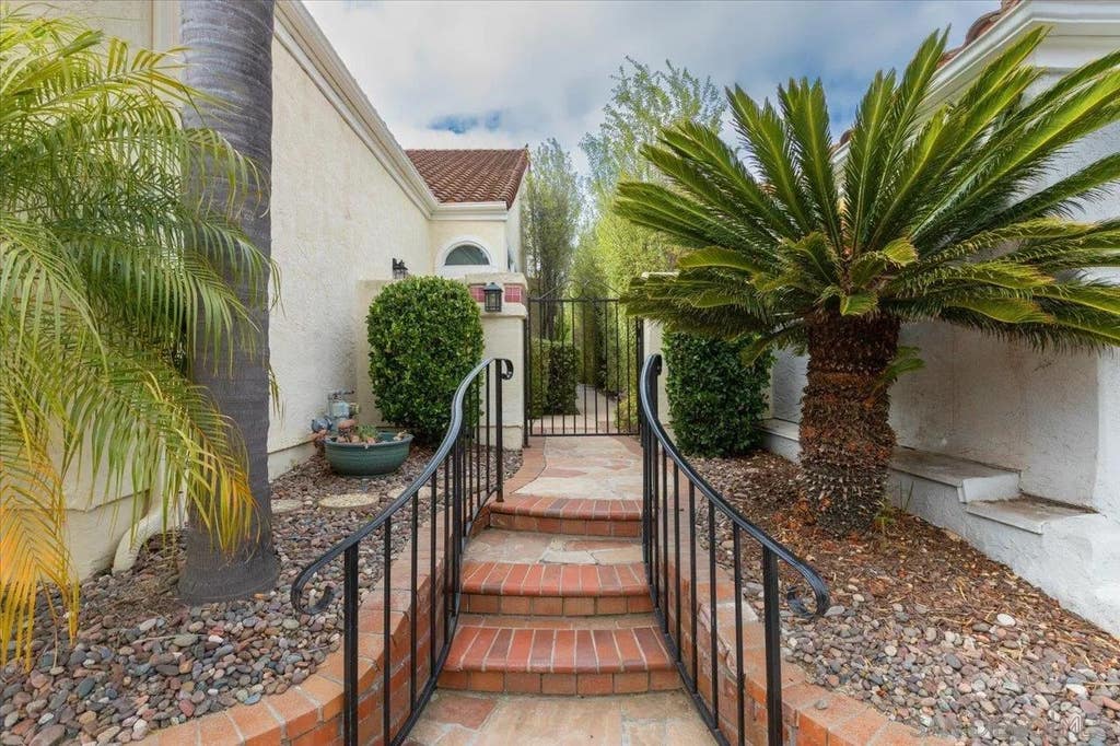 Photo of 1686 Hermosita Dr, San Marcos, CA 92078 (MLS # 260015389)